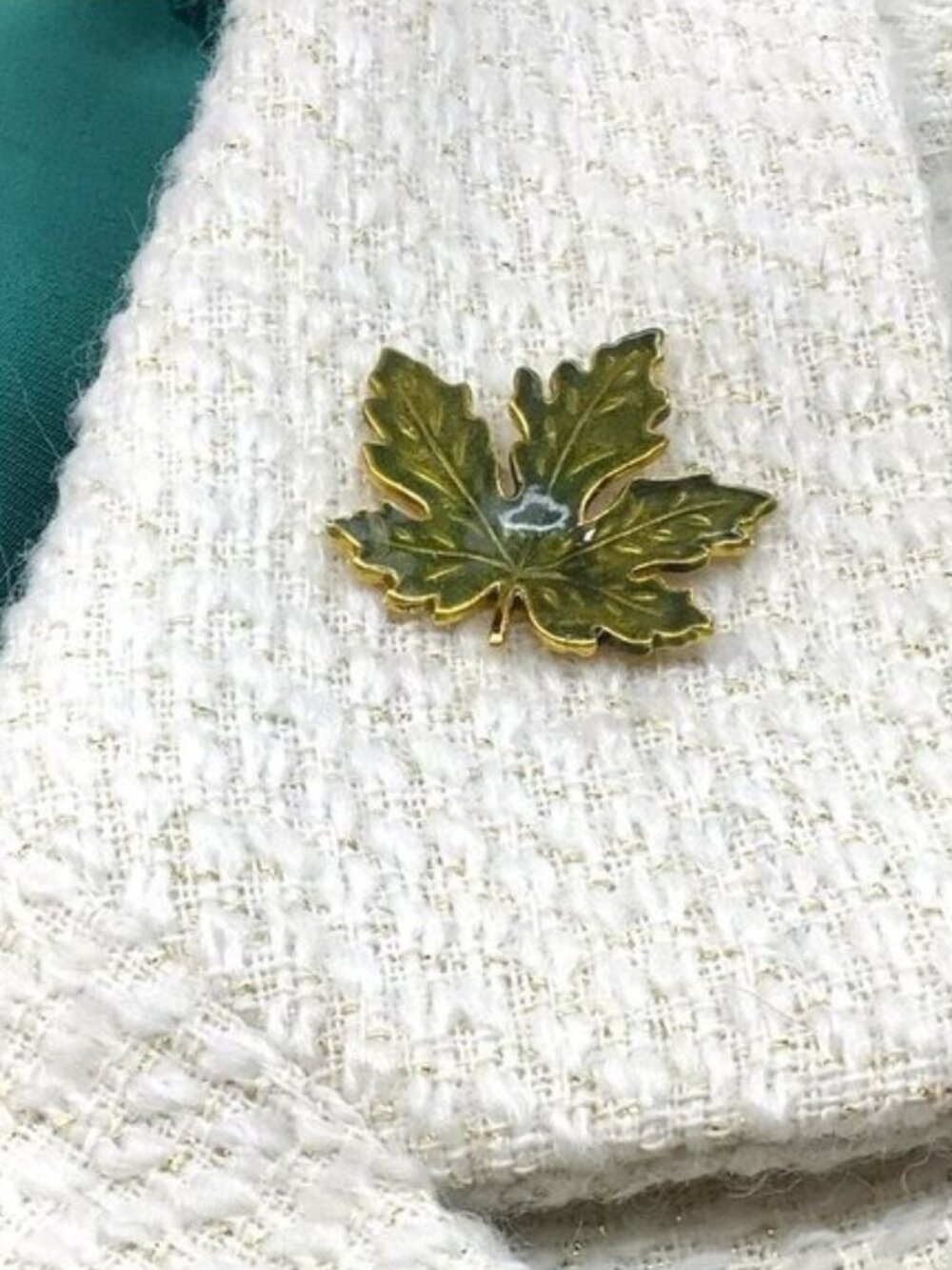 KC Kenneth Cole Enamel Leaf Pin Green Gold Tone 1x1 inch Signed